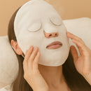 Mulher usando máscara térmica facial reutilizável com compressa quente e fria