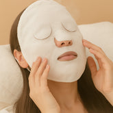 Mulher usando máscara térmica facial reutilizável com compressa quente e fria