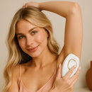 Mulher usando o depilador LumiBelle IPL branco para remover pelos das pernas com tecnologia de luz pulsada